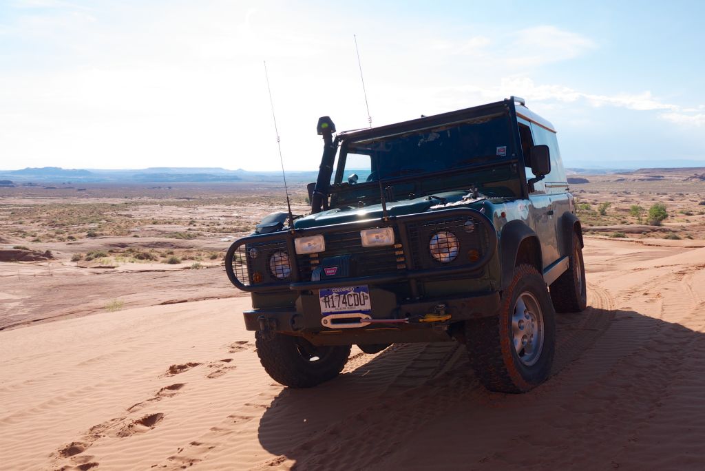 Defender 90 in White Wash Sand Dunes, UT, USA